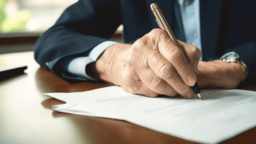 Une personne en train de rédiger un document