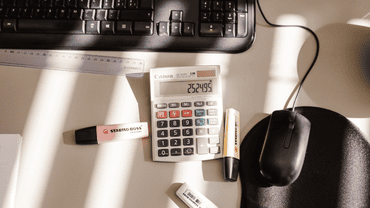 Calculatrice sur un bureau
