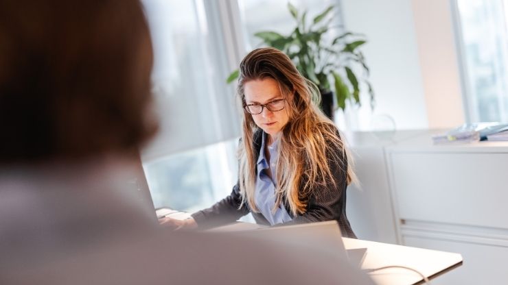 Une femme dans un bureau